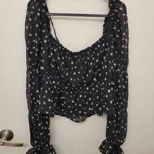 Flowy crop blouse with detailed sleeves
